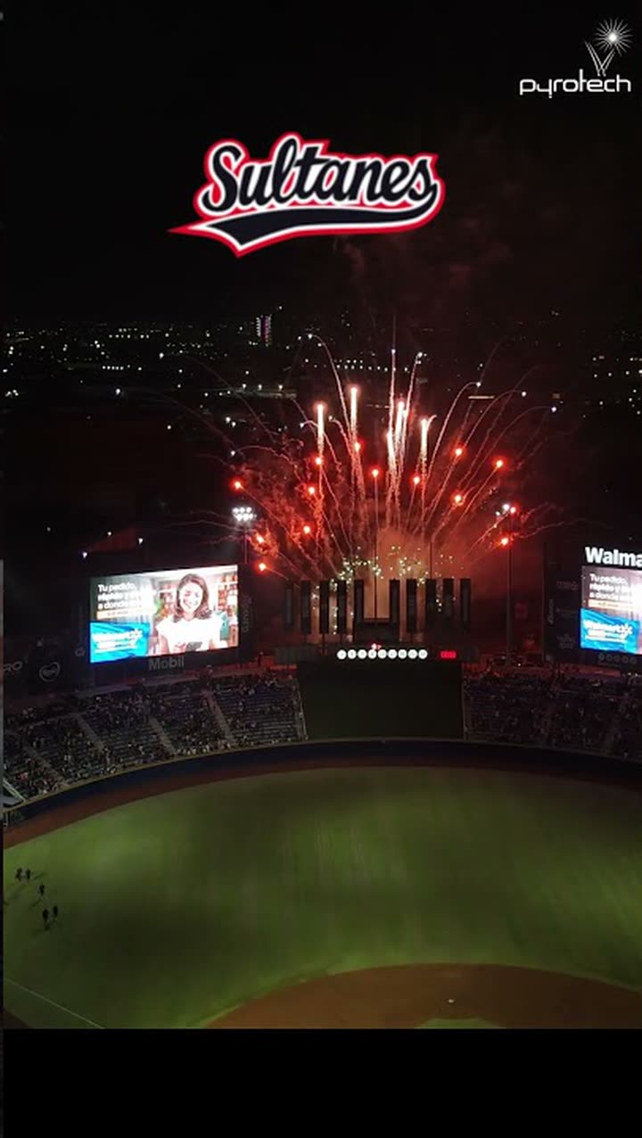 Pirotecnia disparada sobre el campo del estadio Walmart Park durante un juego de los Sultanes de Monterrey